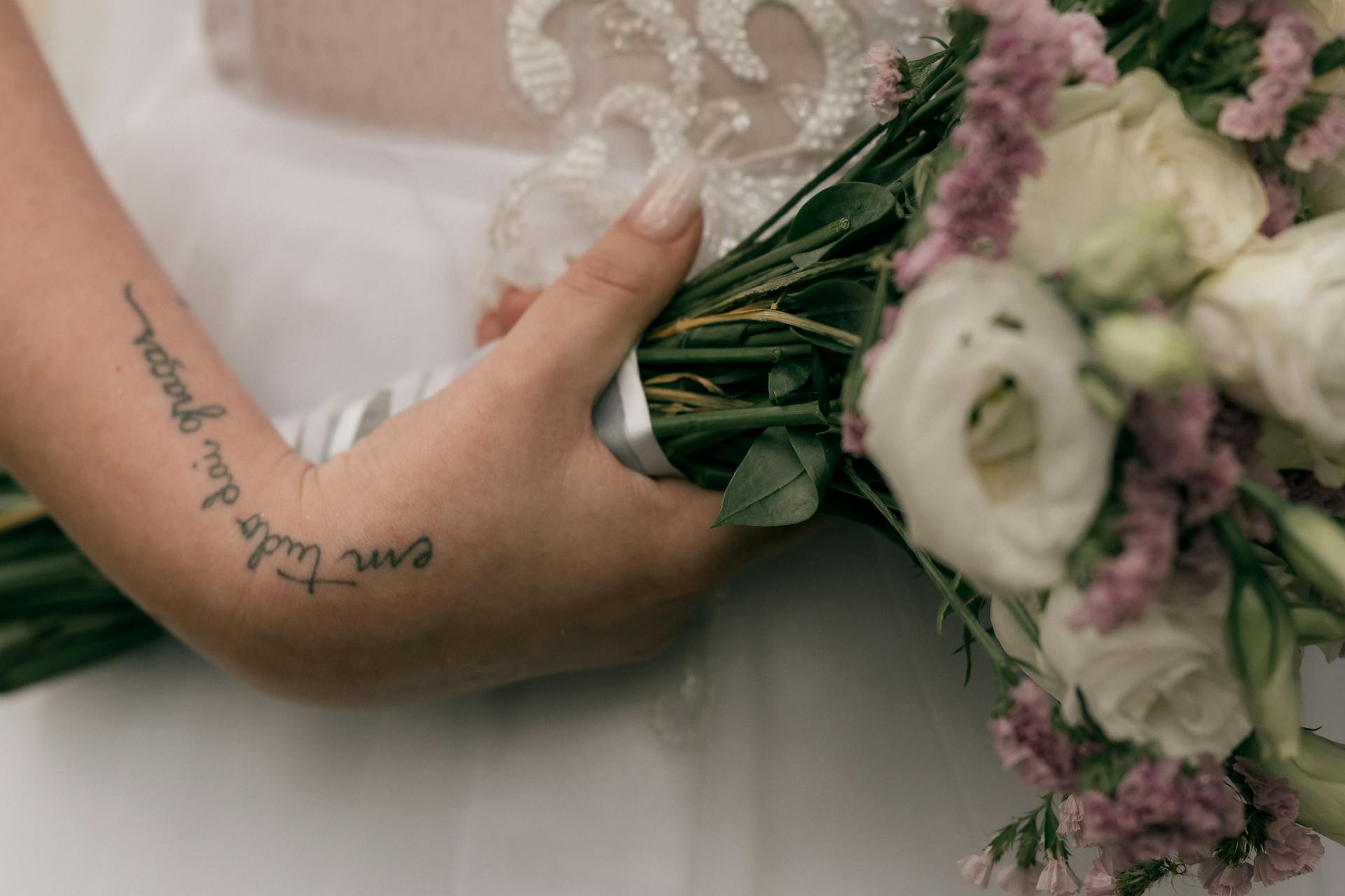 Hand mit Blumen